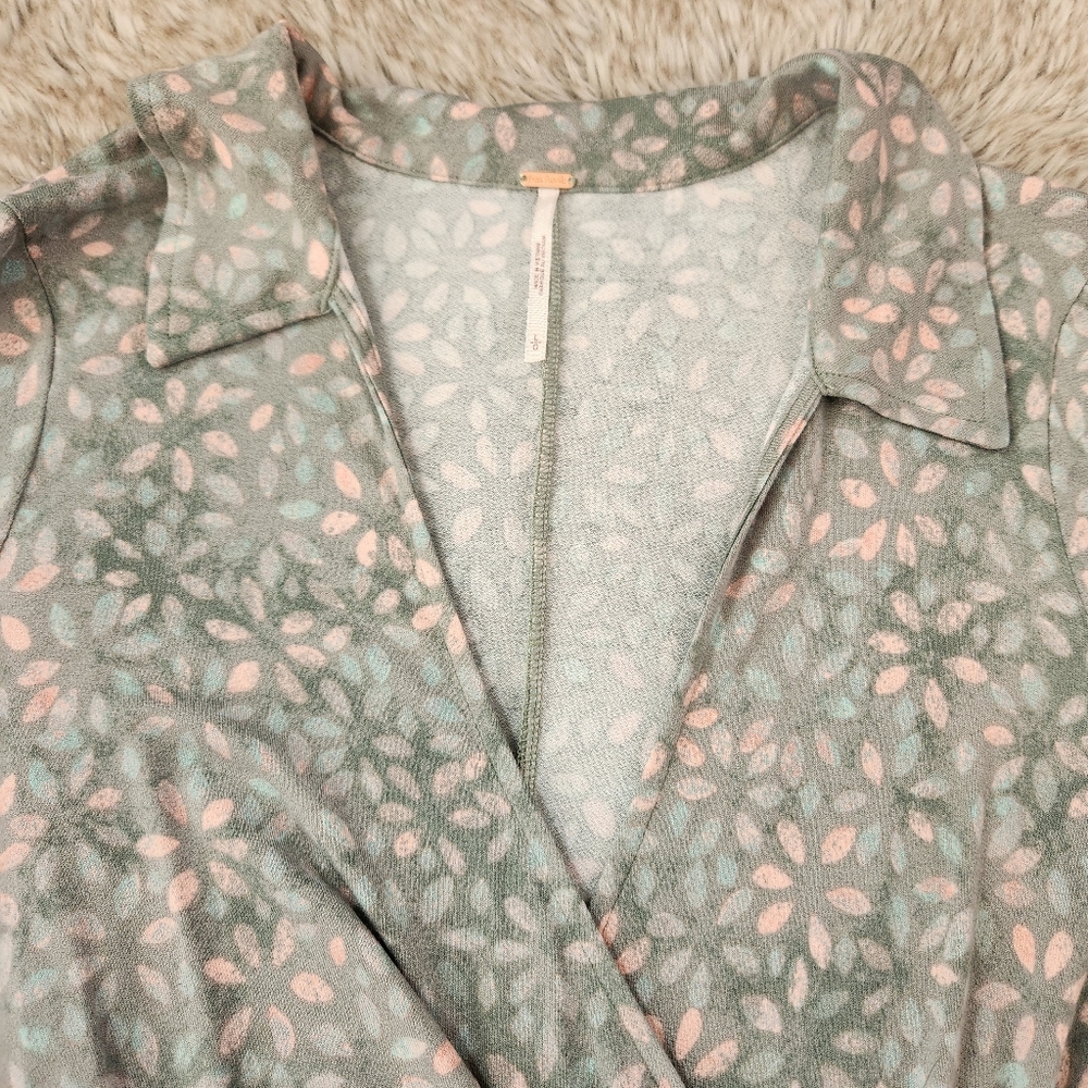 Free People Shayla Wrap Midi Dress‎ In Sky Floral With Gray Background - Picture 8 of 13